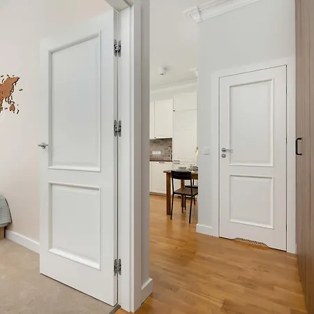 Stylish In Near The Old Town By Renters Apartment *